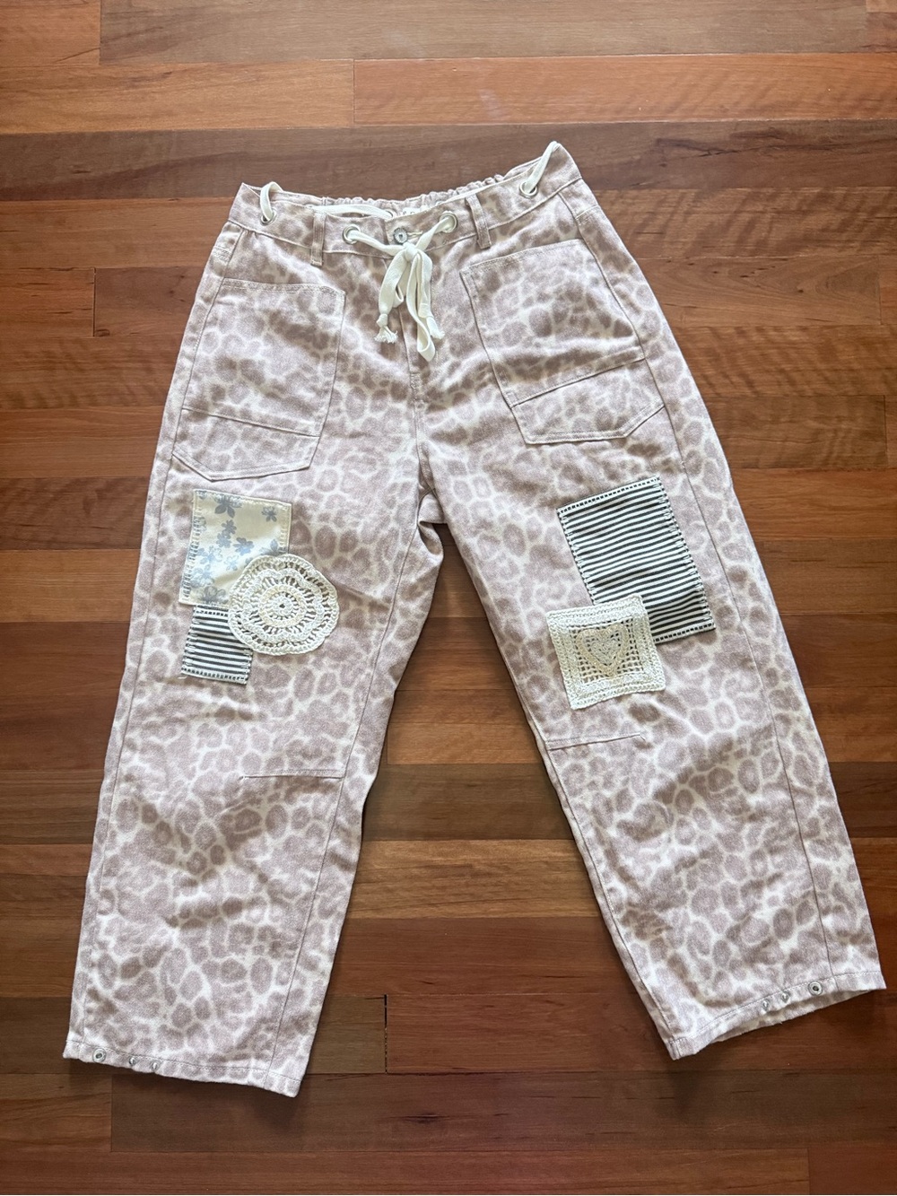 Pol leopard print barrel pant with details